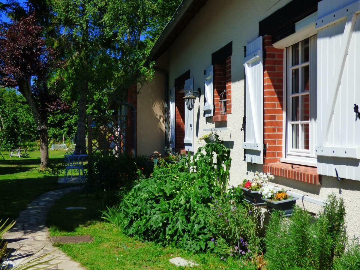 Chambres D'Hotes Les Muscaris Feins-en-Gatinais Exterior photo